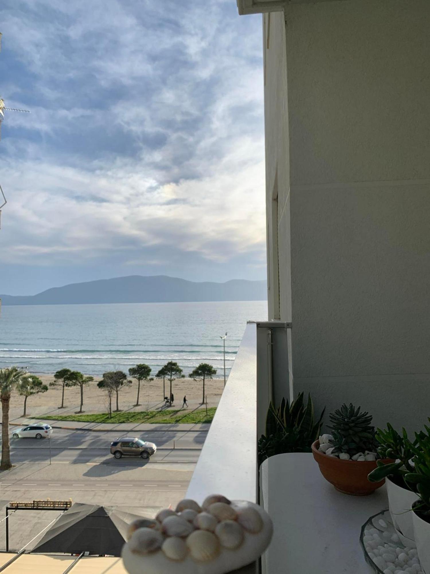 Modern Spacious 1 Bedroom Flat Next To The Beach Avlonya Dış mekan fotoğraf